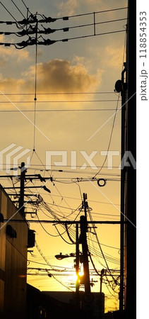 夕陽と電柱 夕陽と電柱 118854353