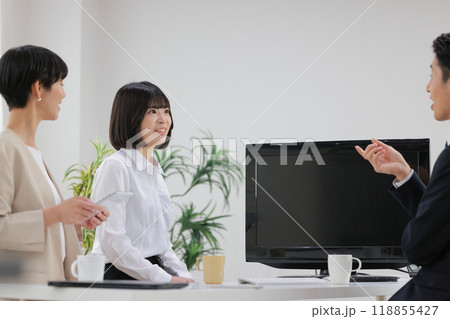 和やかにディスカッションするビジネスパーソン男女_5 118855427