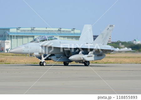 タキシングするアメリカ海軍EA-18Gグラウラー電子戦機 118855893