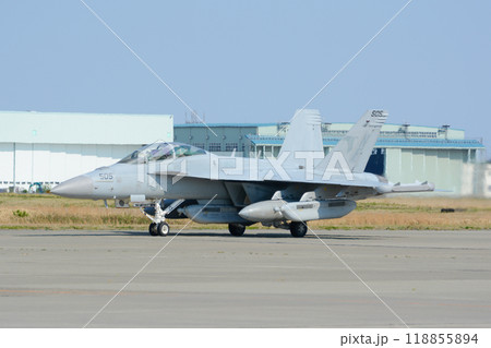 タキシングするアメリカ海軍EA-18Gグラウラー電子戦機 118855894