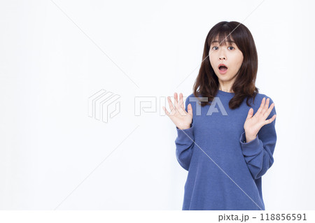 びっくりおどろく女性 びっくりおどろく女性 118856591