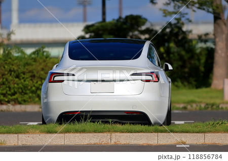 白い電気自動車　イメージ 118856784