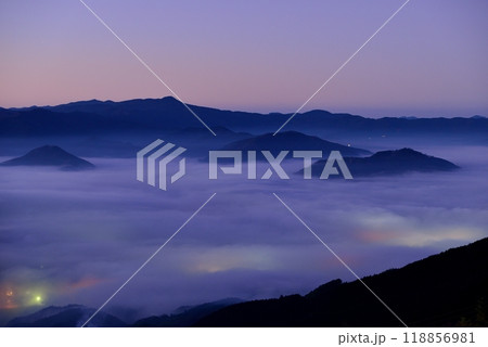 雲海展望公園からの大洲盆地の雲海 雲海展望公園からの大洲盆地の雲海 118856981