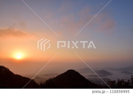 御斎（おとぎ）峠展望台からの伊賀盆地の雲海 118856995