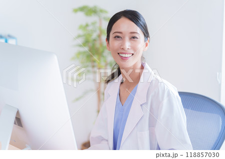 働く女性医師 118857030