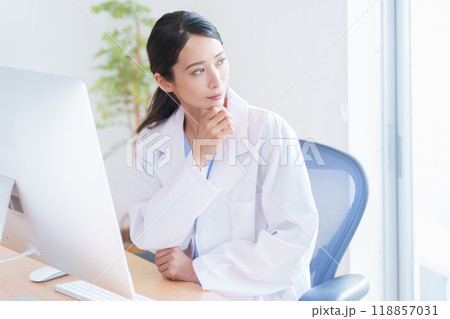 考える女性医師 118857031