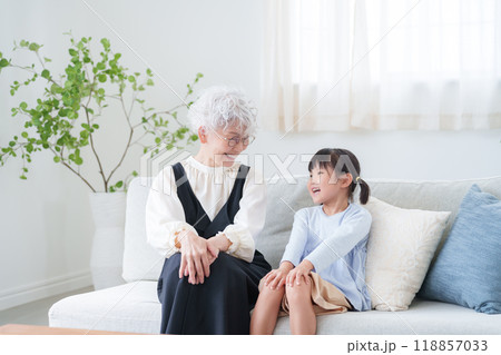会話するおばあちゃんと孫 会話するおばあちゃんと孫 118857033