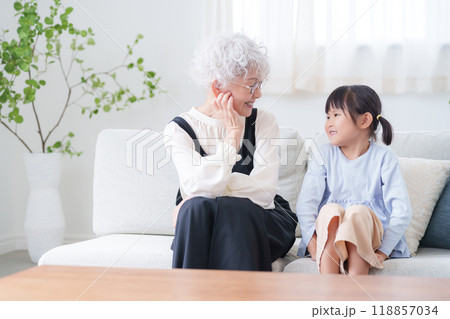 会話するおばあちゃんと孫 118857034