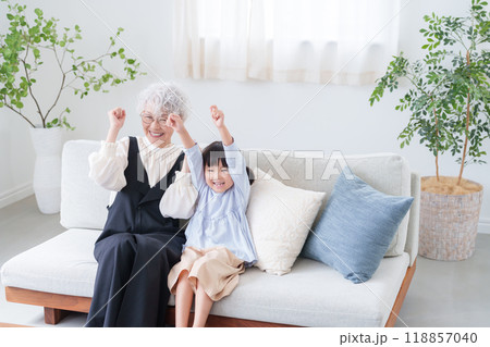 ガッツポーズするおばあちゃんと孫 118857040
