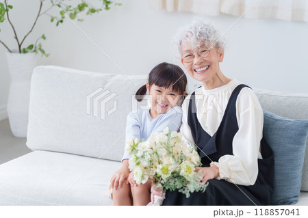 花束のプレゼントを持つおばあちゃんと孫 118857041