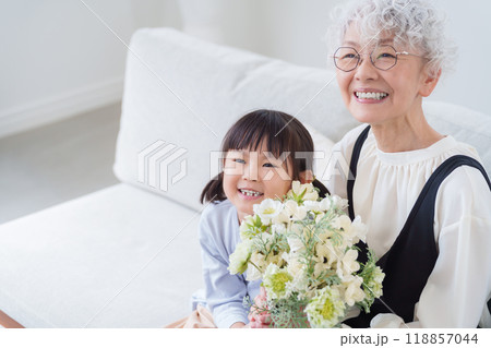 花束のプレゼントを持つおばあちゃんと孫 118857044