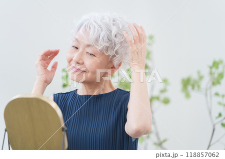 ヘアセットをするシニア女性 ヘアセットをするシニア女性 118857062