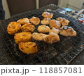 炭火で焼くホルモン 118857081