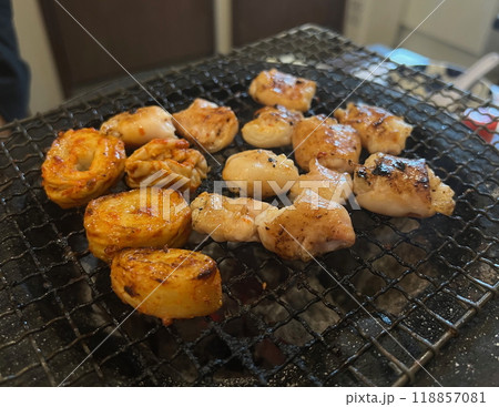 炭火で焼くホルモン 炭火で焼くホルモン 118857081