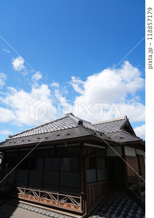 青空に映える歴史ある建物 青空に映える歴史ある建物 118857179
