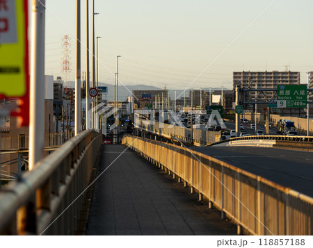 夕日に照らされた街と道路の風景 夕日に照らされた街と道路の風景 118857188