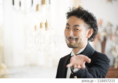 エスコートするタキシードを着た髭の男性 118857215