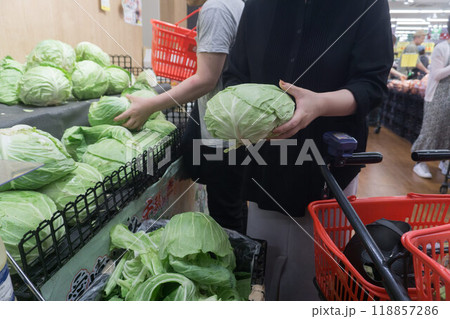 キャベツを買う女性 買い物 スーパー キャベツを買う女性 買い物 スーパー 118857286
