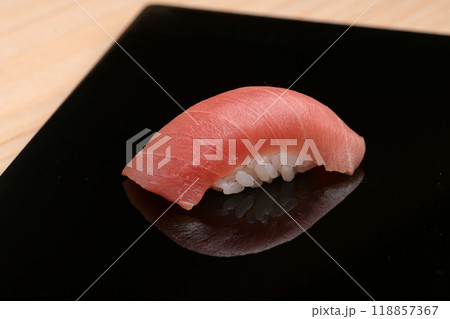 マグロ握り　一貫　寿司 118857367