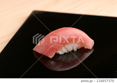 マグロ握り　一貫　寿司 118857370