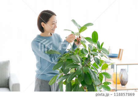 観葉植物の手入れをする女性 118857869