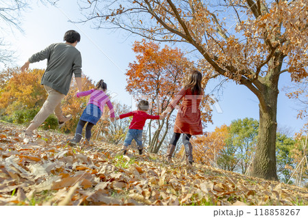 紅葉の公園で遊ぶ4人家族の後ろ姿 118858267