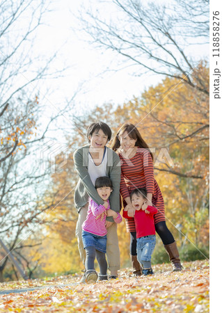 紅葉の公園で遊ぶ4人家族 紅葉の公園で遊ぶ4人家族 118858276