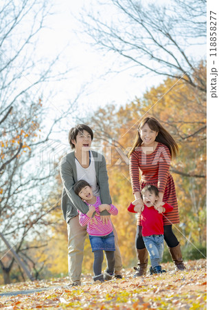 紅葉の公園で遊ぶ4人家族 118858277
