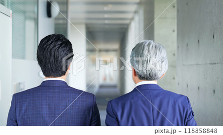 ビルの通路を歩く二人のビジネスパーソンの後ろ姿 ビルの通路を歩く二人のビジネスパーソンの後ろ姿 118858848
