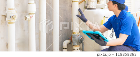 配管を点検する作業員 118858865