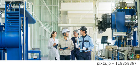 工場を歩く様々な職業の人々（エンジニア・警備員・ビジネスマン・研究者） 118858867
