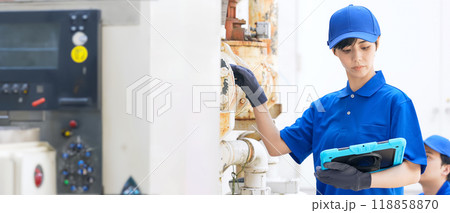 工場の機械や配管をタブレットで点検するエンジニアのグループ 工場の機械や配管をタブレットで点検するエンジニアのグループ 118858870