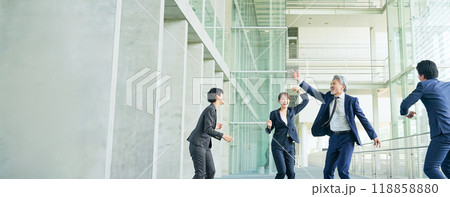 ロビーでダンスするビジネスパーソンのグループ ロビーでダンスするビジネスパーソンのグループ 118858880