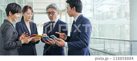 スマホを使うビジネスパーソンのグループ 118858884