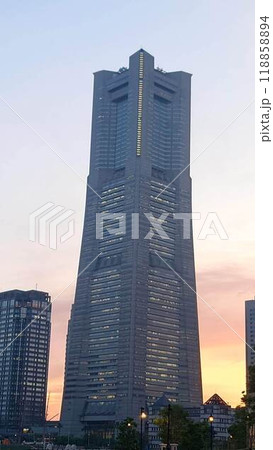 夕陽に染まるランドマークタワー 118858894