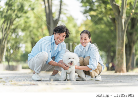 犬の散歩をする夫婦・愛犬家・飼い主・ペットシッター・家族 118858902