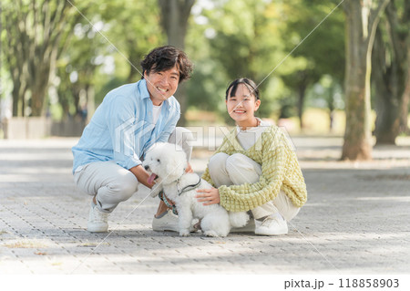 犬の散歩をする愛犬家の家族・パパ・娘・親子 118858903
