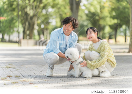 犬の散歩をする愛犬家の家族・パパ・娘・親子 118858904