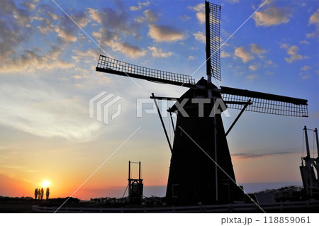夕焼けに染まる風車 118859061