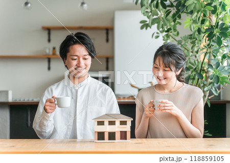 マイホームの計画をする若い夫婦（相談会・ハウスメーカー・家づくり） 118859105