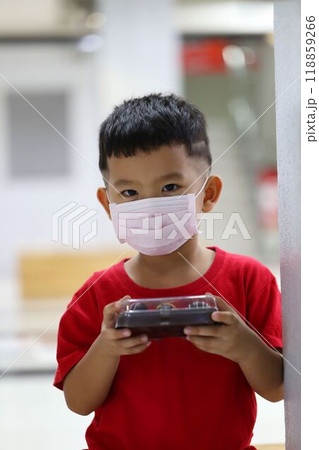 An Asian boy about five years old wearing a mask for prevent respiratory diseases. 118859266