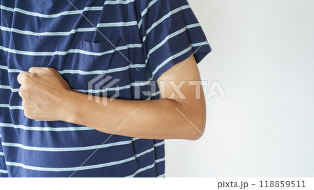 腕の日焼け跡(男性) 118859511