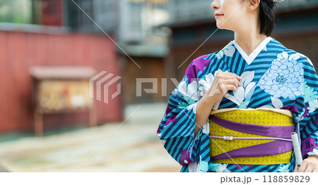 着物の女性　金沢観光をする女性 118859829