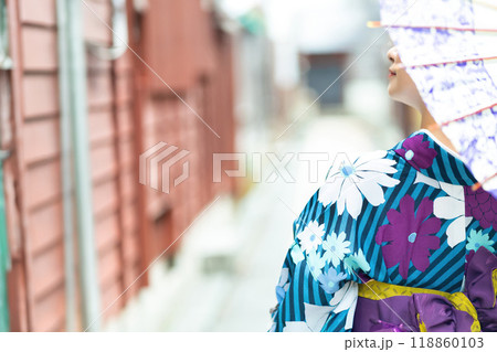 着物の女性　金沢観光をする女性 118860103