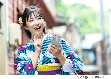 スマホを持った着物の女性　金沢観光をする女性 118860138