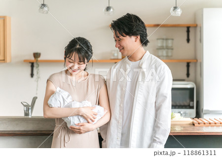 赤ちゃんと若い日本人夫婦・幸せな結婚生活・新婚 118861311