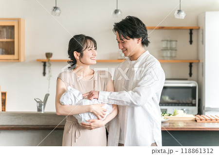 赤ちゃんと若い日本人夫婦・幸せな結婚生活・新婚 118861312