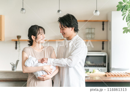赤ちゃんと若い日本人夫婦・幸せな結婚生活・新婚 118861313