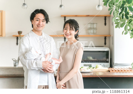 赤ちゃんと若い日本人夫婦・幸せな結婚生活・新婚 118861314