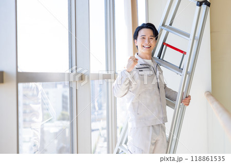 施工管理 脚立を持って作業服を着ている男性 施工管理 脚立を持って作業服を着ている男性 118861535